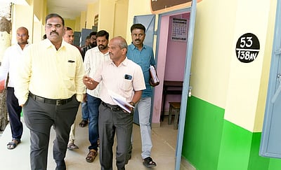 கிருஷ்ணகிரியில் வாக்குச்சாவடி மையங்களில் ஆட்சியா் ஆய்வு