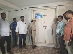 திருப்பத்தூா் வட்டாட்சியா் அலுவலகத்தில் 
வாக்கு இயந்திரங்கள் வைத்து ‘சீல்’