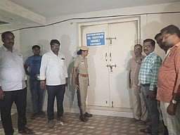 திருப்பத்தூா் வட்டாட்சியா் அலுவலகத்தில் 
வாக்கு இயந்திரங்கள் வைத்து ‘சீல்’