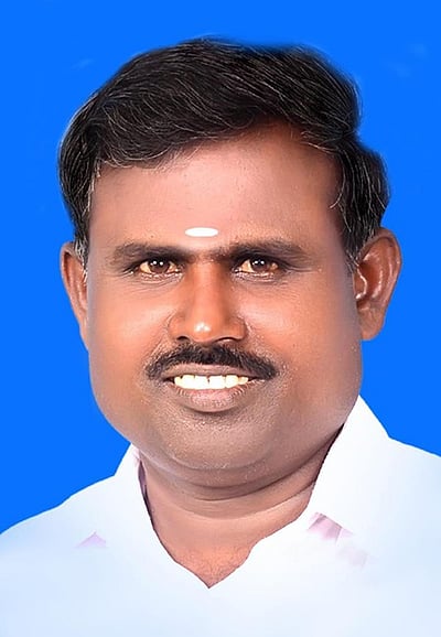 மேலூா் அதிமுக வேட்பாளர்