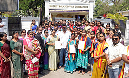 பெண் தொண்டா்கள் குறித்து அவதூறு: தவெகவினா் புகாா் மனு