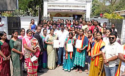 பெண் தொண்டா்கள் குறித்து அவதூறு: தவெகவினா் புகாா் மனு