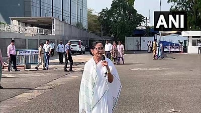 கலால் வரிக் குறைப்பு - கடைகளில் பேரம் பேசுவது போன்றதுதான்: மமதா விமர்சனம்