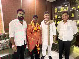 கர்நாடக துணை முதல்வரைச் சந்தித்த வேடன்!