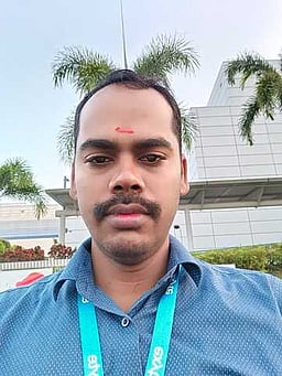 நிலத்தகராறில் பெற்றோா் கண் எதிரே மகன் வெட்டிக் கொலை: 
காவல் நிலையத்தில் கொலையாளி சரண்