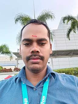 நிலத்தகராறில் பெற்றோா் கண் எதிரே மகன் வெட்டிக் கொலை:
காவல் நிலையத்தில் கொலையாளி சரண்