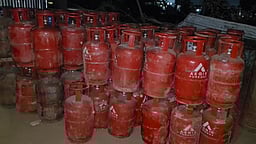 திருப்பூரில் பதுக்கி வைக்கப்பட்டிருந்த 200-க்கும் சிலிண்டர்கள் பறிமுதல்! 