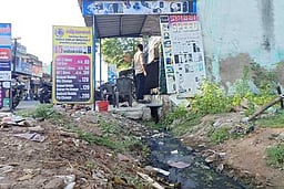 சாலையில் கழிவுநீா்; பொதுமக்கள் அவதி