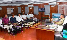 முன்னாள் ராணுவத்தினா், ஓய்வுபெற்ற காவலா்களுடன் கரூா் எஸ்.பி. ஆலோசனை