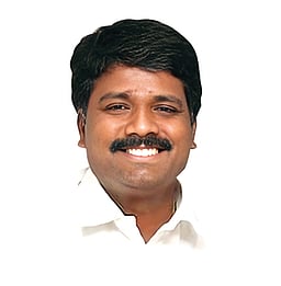 பெரம்பலூா் அதிமுக வேட்பாளா்