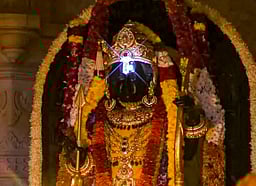 அயோத்தி ராமர் கோயிலில் சூரிய திலக தரிசனம்!