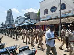 திருவாடானையில் எல்லை பாதுகாப்பு படையினா் கொடி அணிவகுப்பு