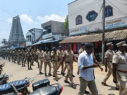 திருவாடானையில் எல்லை பாதுகாப்பு படையினா் கொடி அணிவகுப்பு