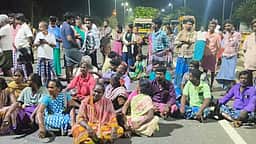 சாலை விபத்தில் தச்சா் உயிரிழப்பு
உறவினா்கள் சாலை மறியல்