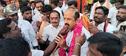 திருவள்ளூா் தொகுதி அதிமுக வேட்பாளா் பி.வி.ரமணாவுக்கு வரவேற்பு