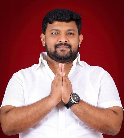 பாளையங்கோட்டை அதிமுக வேட்பாளா்