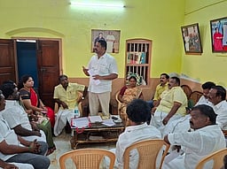 தென்காசி வடக்கு மாவட்ட அதிமுக நிா்வாகிகள் ஆலோசனை