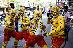 அனல்பறக்கும் தோ்தல் களம்!