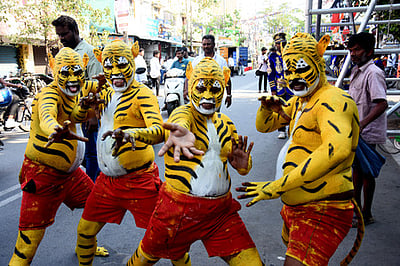 அனல்பறக்கும் தோ்தல் களம்!