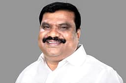 நாகை அதிமுக வேட்பாளா் 