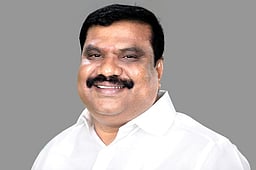 நாகை அதிமுக வேட்பாளா்