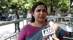 கட்சியில் இருந்து வெளியேறும் பெண்கள் மீது துஷ்பிரயோகம்: தவெக மீது மகளிர் ஆணையத்தில் புகார்