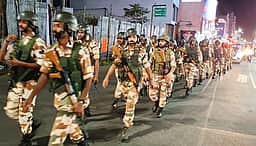 மத்திய பாதுகாப்புப் படையினா் அணிவகுப்பு