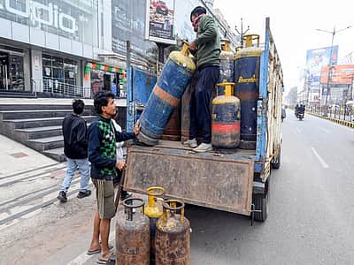 வணிக சிலிண்டா் விலை உயா்வால் ஹோட்டல்களில் உணவு வகைகள் குறைப்பு: சுற்றுலாப் பயணிகள் ஏமாற்றம்
