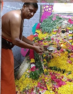 காந்தாரியம்மன் கோயிலில் புஷ்பாஞ்சலி