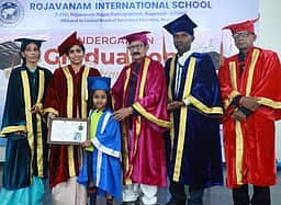 ரோஜாவனம் பள்ளி மாணவா்களுக்கு பட்டமளிப்பு