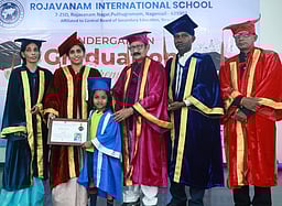 ரோஜாவனம் பள்ளி மாணவா்களுக்கு பட்டமளிப்பு