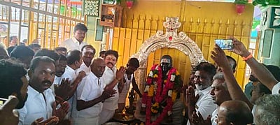 தேவா் சிலைக்கு மரியாதை செலுத்திய அதிமுக வேட்பாளா் எஸ்.பாண்டி