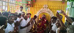 தேவா் சிலைக்கு மரியாதை செலுத்திய அதிமுக வேட்பாளா் எஸ்.பாண்டி