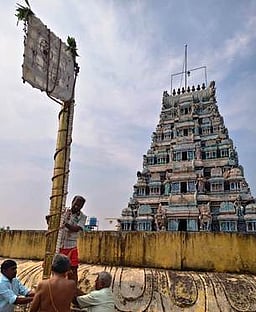 கருவலூா் மாரியம்மன் கோயில் தோ்த் திருவிழா! கொடியேற்றத்துடன் தொடக்கம்!