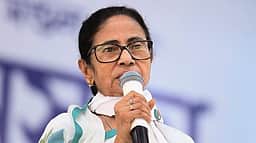 மேற்கு வங்கத்தை அழிக்க முயலும் பாஜக மத்தியில் ஆட்சியை இழப்பது உறுதி: மம்தா பானா்ஜி