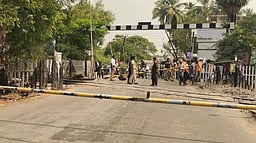 சரக்கு வேன் மோதியதில்
ரயில்வே கேட் பழுது