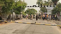 சரக்கு வேன் மோதியதில்
ரயில்வே கேட் பழுது