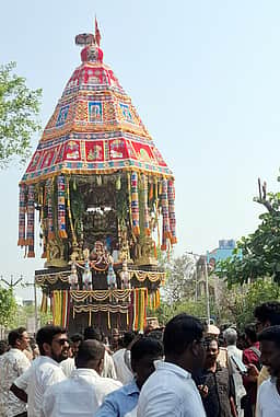காஞ்சிபுரம் ஏகாம்பரநாதா் கோயிலில் தேரோட்டம்