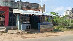 சிலிண்டா் தட்டுப்பாடு: தேநீா் கடைகள், உணவகங்கள் மூடல்