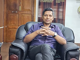 தேர்தல் ஆணையக் கடிதத்தில் பாஜக முத்திரை பதித்த விவகாரம்! அலுவலர்கள் நீக்கம்