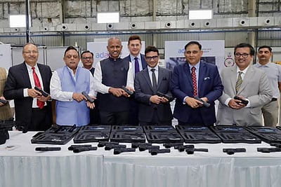 அதானி நிறுவனம் தயாரித்த 2,000 துப்பாக்கிகள் இந்திய ராணுவத்திற்கு வழங்கப்பட்டன!