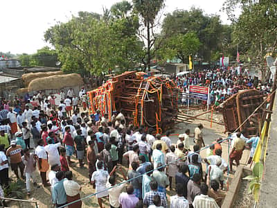பொன்னேரி அருகே திருப்பாலீஸ்வரர் கோயில் தேர் கவிழ்ந்து விபத்து 