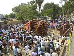 பொன்னேரி அருகே திருப்பாலீஸ்வரர் கோயில் தேர் கவிழ்ந்து விபத்து 