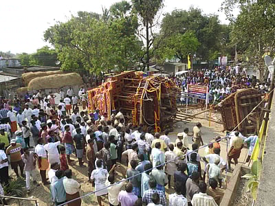 பொன்னேரி அருகே திருப்பாலீஸ்வரர் கோயில் தேர் கவிழ்ந்து விபத்து 