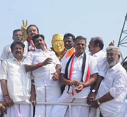 அதிமுக, அமமுக வேட்பாளா்கள் பிரசாரம் தொடக்கம்