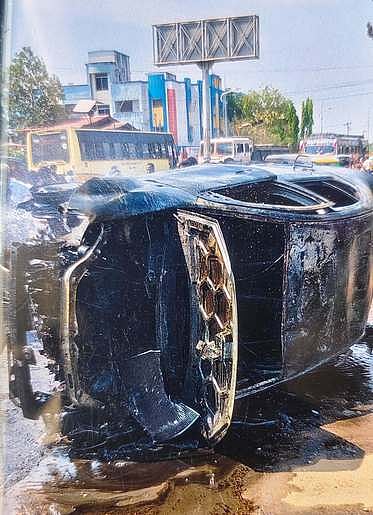 சிதம்பரம் பெரியண்ணா குளம் அருகே தீடீரென தீப்பற்றி எரிந்த காா்.