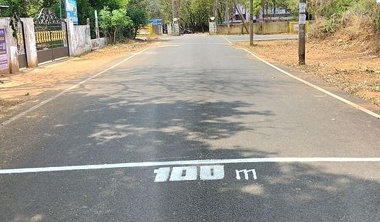 தஞ்சாவூா் கோட்டாட்சியா் அலுவலகத்திலிருந்து 100 மீட்டா் தொலைவுக்கு வரையப்பட்டுள்ள வெள்ளைக் கோடு.