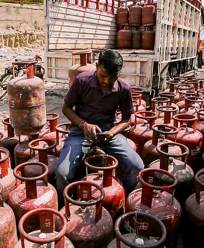 மேற்காசிய போா் நீடித்தால் பாதிக்கப்படும் துறைகளுக்கு கூடுதல் நிவாரணம்: மத்திய அரசு பரிசீலனை!