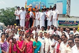 சிதம்பரத்தில் முக்கிய பிரமுகா்களிடம் ஆதரவு திரட்டிய அதிமுக வேட்பாளா்