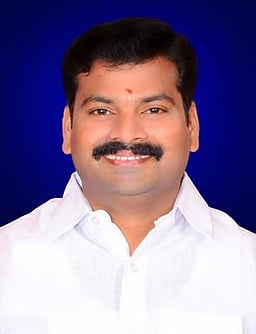 ஆலங்குடி தொகுதி அதிமுக வேட்பாளா் சுய-விவரக்குறிப்பு